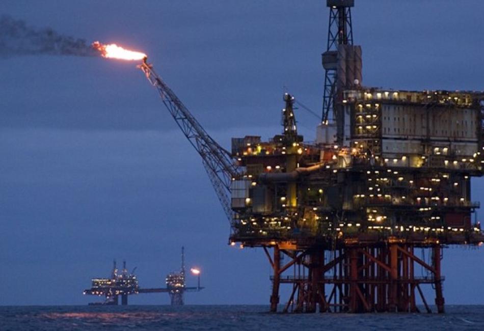 Giá dầu thế giới tăng do dự trữ dầu thô của Mỹ giảm hơn dự kiến